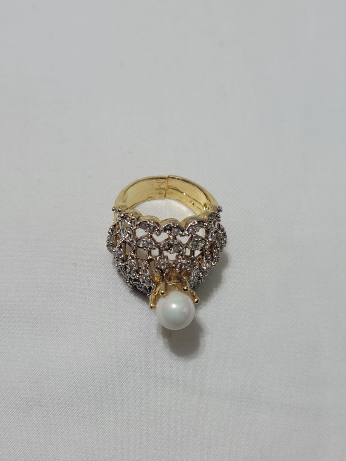 Beautiful 1 Carat Ring with White Pearl